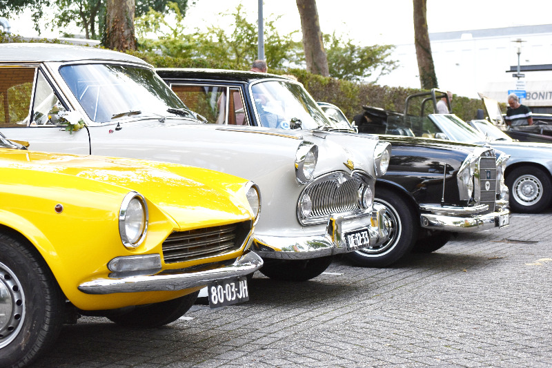 autos vooraanzicht geparkeerd